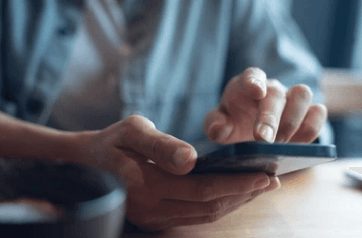 Scrollowanie filmików w social mediach nie niweluje nudy, a ją pogłębia