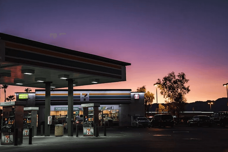 Jaki produkt, oprócz paliwa, najczęściej kupujemy na stacjach benzynowych?