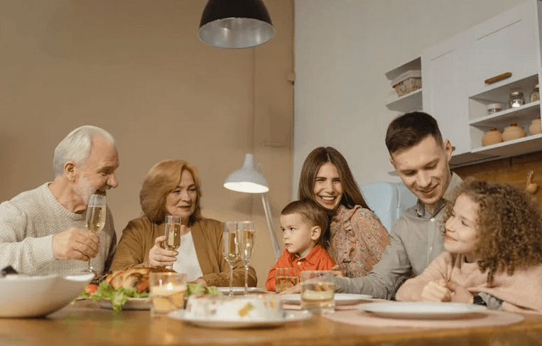 Mieszkać razem czy osobno? Domy wielopokoleniowe stają się opcją dla młodego pokolenia