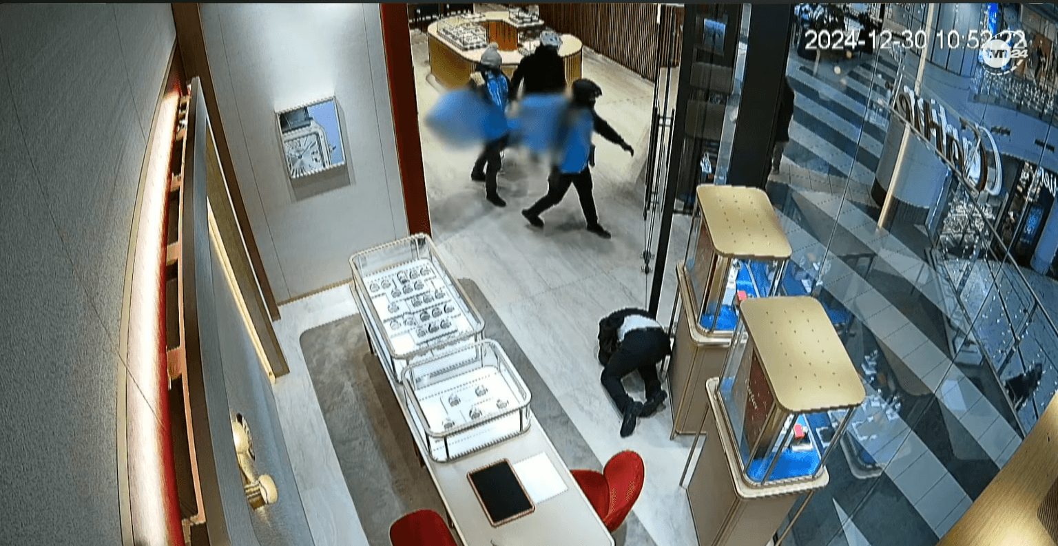 Okradli salon jubilerski w 86 sekund. Byli przebrani za dostawców jedzenia [VIDEO]