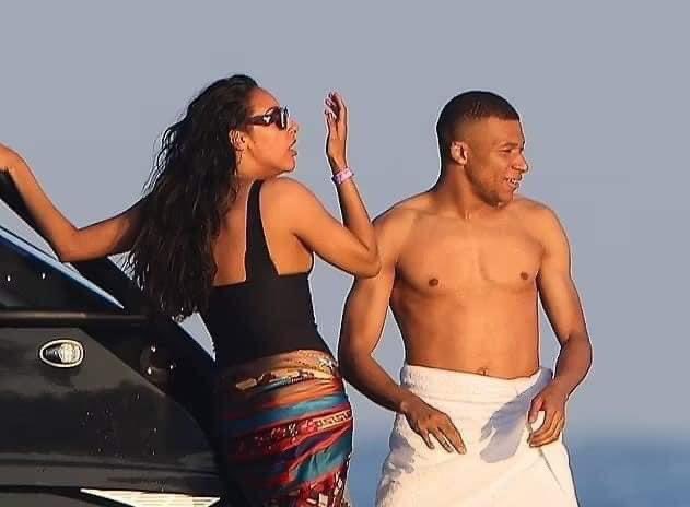 Kylian Mbappé z Ines Rau (Źródło: https://x.com/WatsUpTV/status/1573287579646103556/photo/1))
