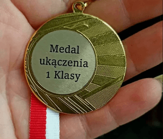 Katowicka szkoła zaliczyła wpadkę: uczniowie dostali medale za... „ukączenie” pierwszej klasy