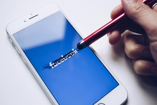 Facebook i Instagram zakazują reklam politycznych w UE
