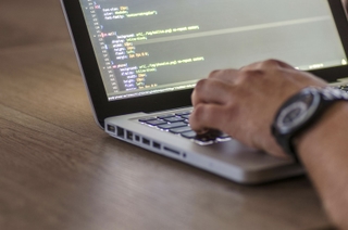 90% programistów używa AI w pracy
