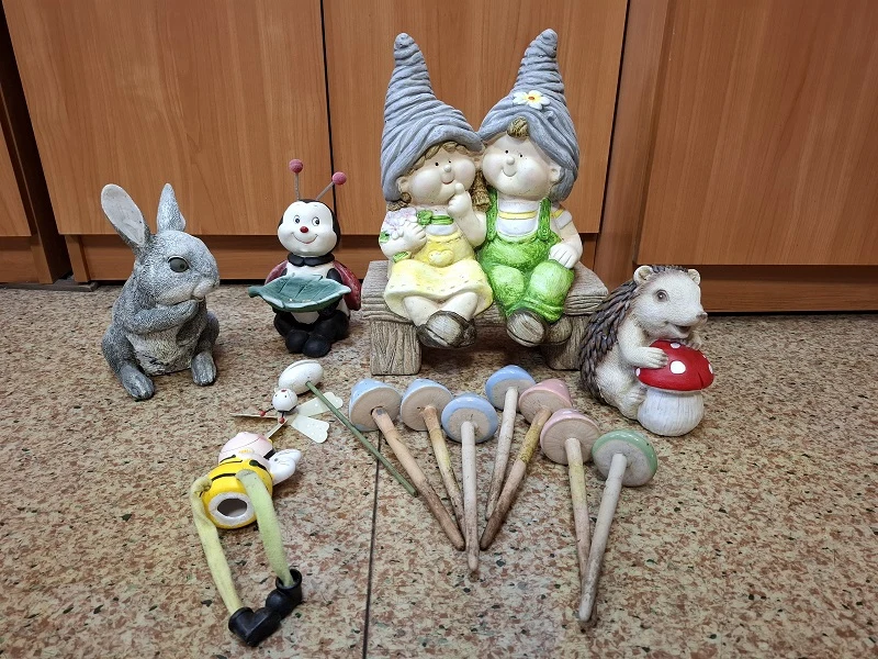 Kradła ozdoby z dziecięcych grobów. Policja znalazła „dekoracje” w jej ogrodzie