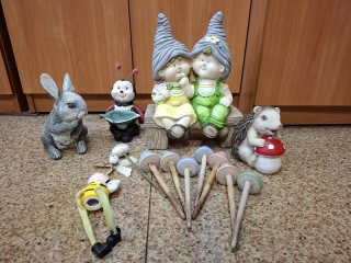 Kradła ozdoby z dziecięcych grobów. Policja znalazła „dekoracje” w jej ogrodzie